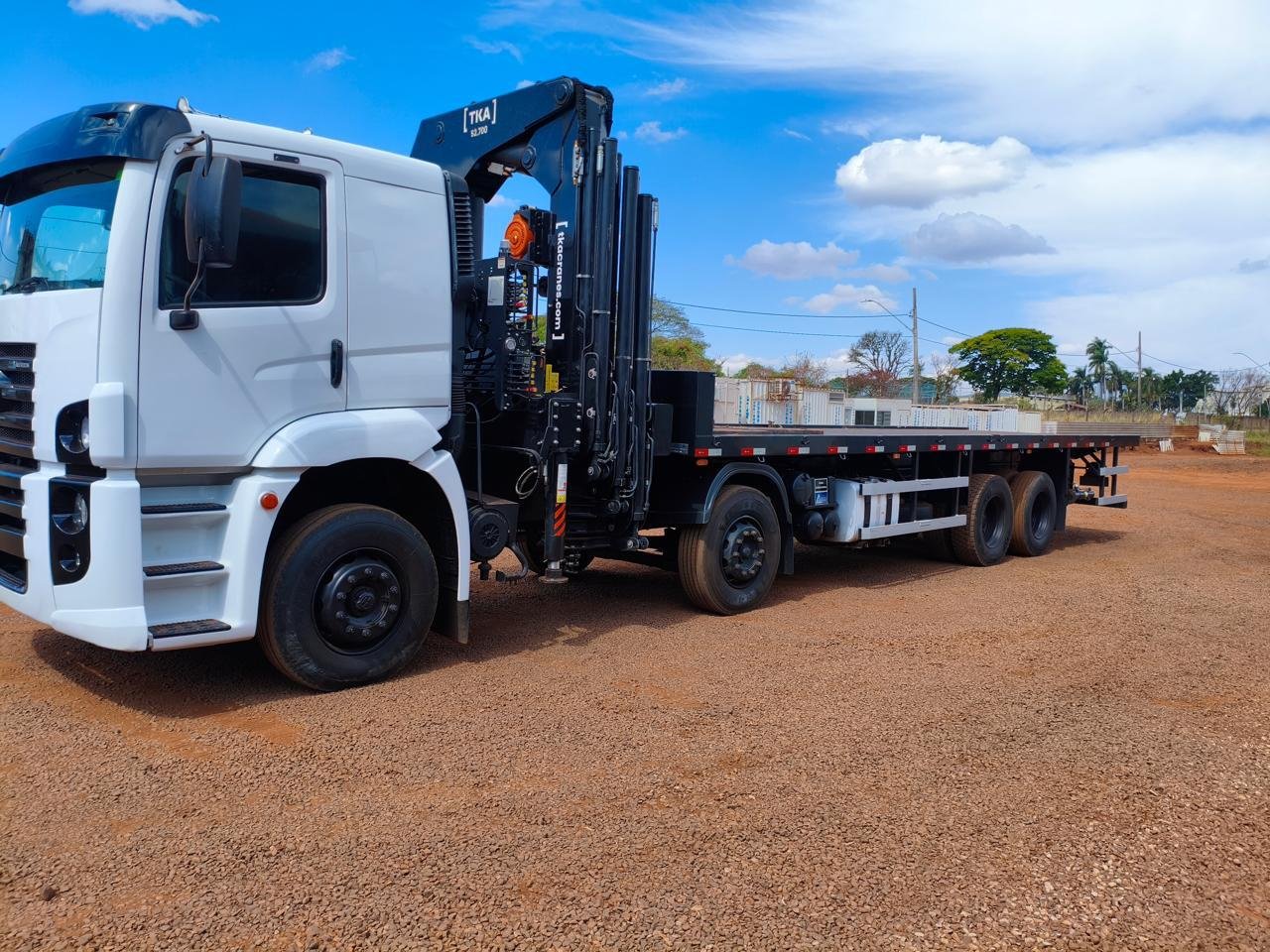 Caminhão VW 25-420 branco equipado com Munck TKA 52.700